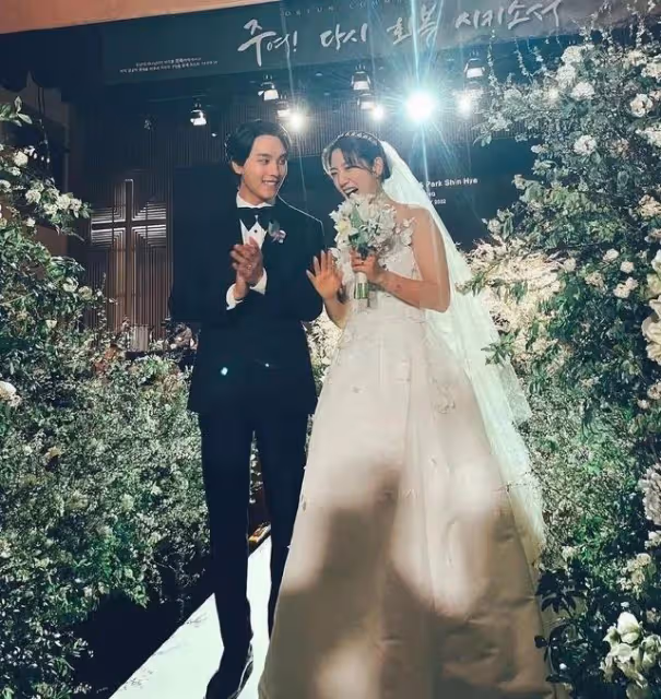 她突然宣布領證,奉子成婚,這才是娛樂圈最甜夫妻!