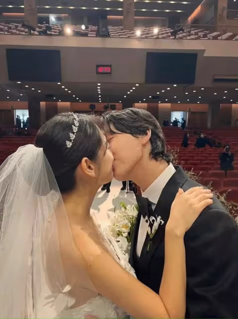 她突然宣布領證,奉子成婚,這才是娛樂圈最甜夫妻!