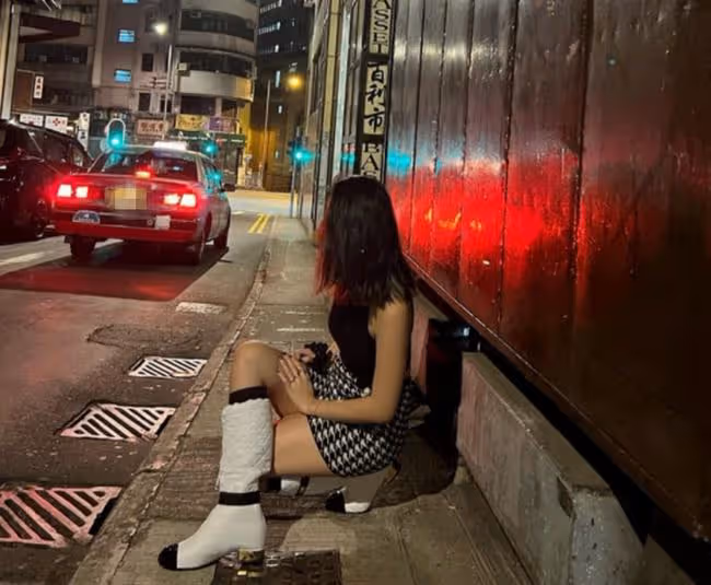 陳奕迅17歲女兒近照，穿萬元長靴秀修長美腿，身材高挑堪比模特