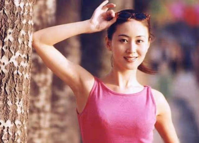 「人體模特」湯加麗:為走紅被丈夫拋棄、遭父親指責,今45歲還單身