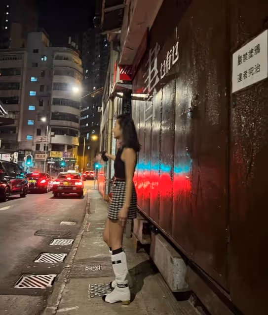 陳奕迅17歲女兒近照，穿萬元長靴秀修長美腿，身材高挑堪比模特