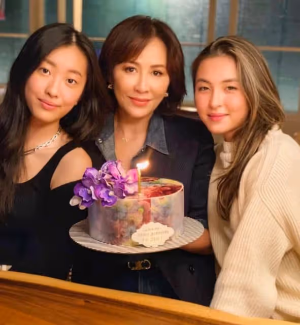 陳奕迅17歲女兒近照，穿萬元長靴秀修長美腿，身材高挑堪比模特