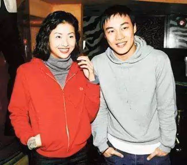 陳奕迅17歲女兒近照，穿萬元長靴秀修長美腿，身材高挑堪比模特