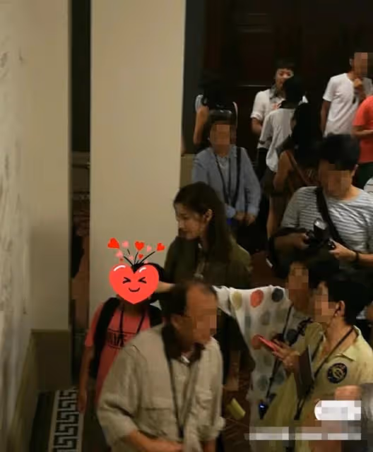 李嘉欣出院後被偶遇！手牽小男孩顯慈愛，肚子突出被指懷孕已四月