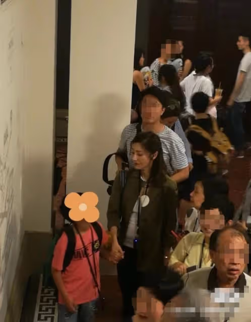 李嘉欣出院後被偶遇！手牽小男孩顯慈愛，肚子突出被指懷孕已四月