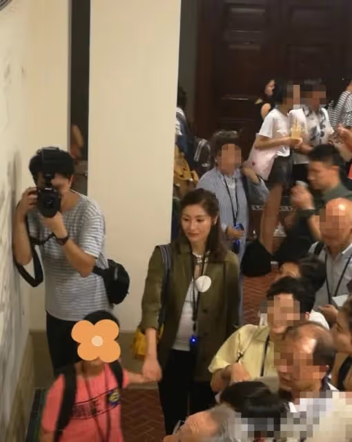 李嘉欣出院後被偶遇！手牽小男孩顯慈愛，肚子突出被指懷孕已四月
