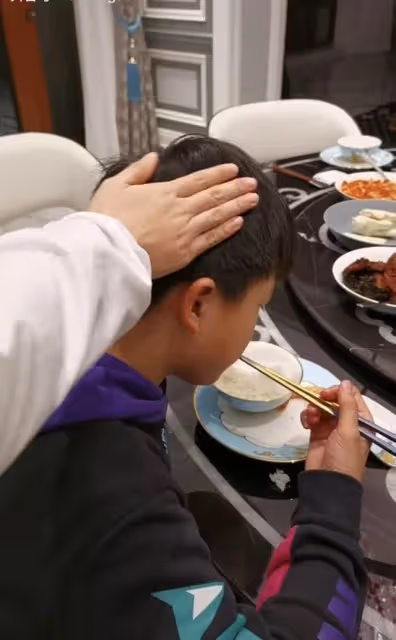 田亮一家共用一張臉!13歲姐姐身高直逼爸爸,10歲弟弟高顏值吸睛