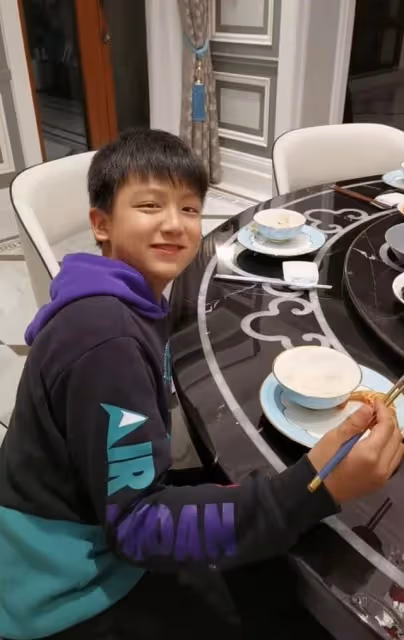田亮一家共用一張臉!13歲姐姐身高直逼爸爸,10歲弟弟高顏值吸睛