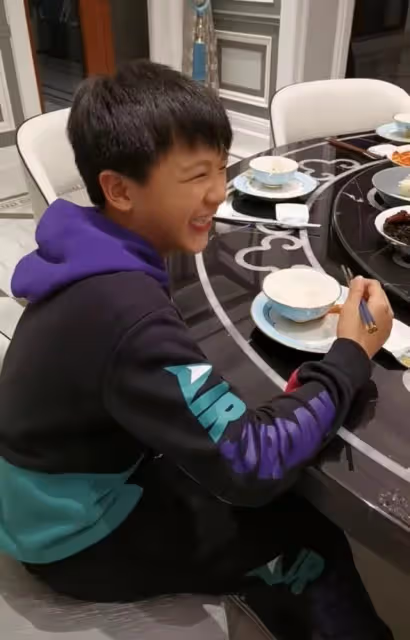 田亮一家共用一張臉！13歲姐姐身高直逼爸爸，10歲弟弟高顏值吸睛