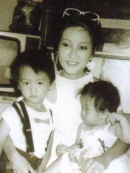 狄波拉:錯過賭王,甩掉富豪,嫁給謝賢,再婚21年如今怎樣了?
