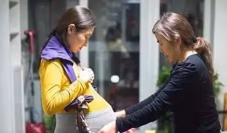 孕媽生下龍鳳胎,卻告訴婆婆是兩個女孩,婆婆氣憤離去