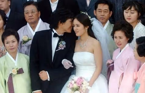「清純女神」韓佳人：23歲嫁給富二代，結婚16年恩愛如初