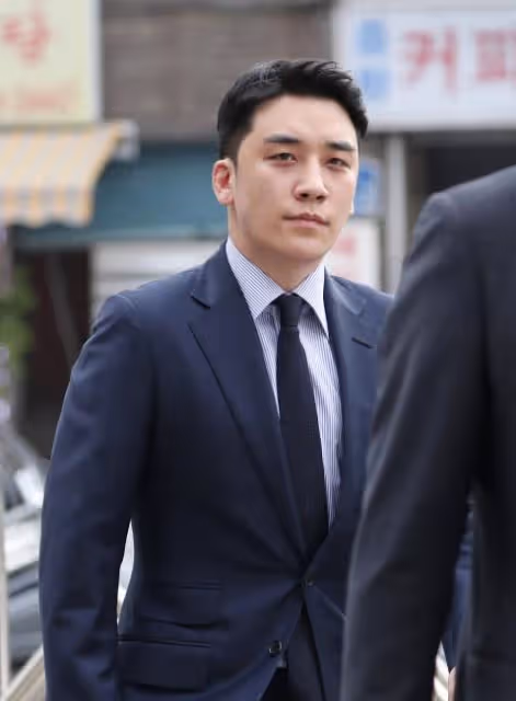 勝利首次承認9宗罪,落下男兒淚聲稱會反省,獲減刑一年半