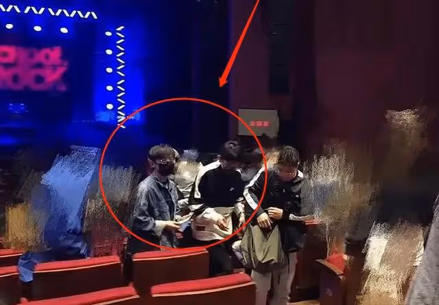 重歸大眾視野的何老師,身上謎團依舊 新的一年希望他有一個好歸宿