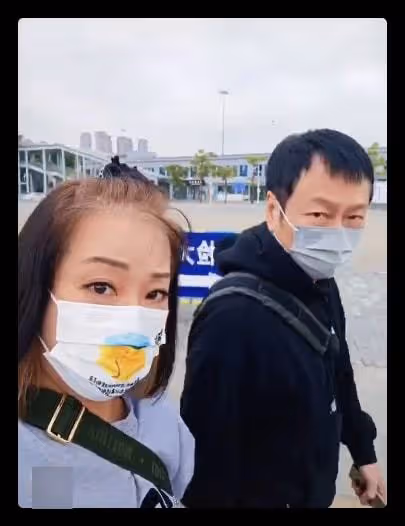 57歲老戲骨回港隔離,香港別墅內景曝光似桃源,此前已在中山買房