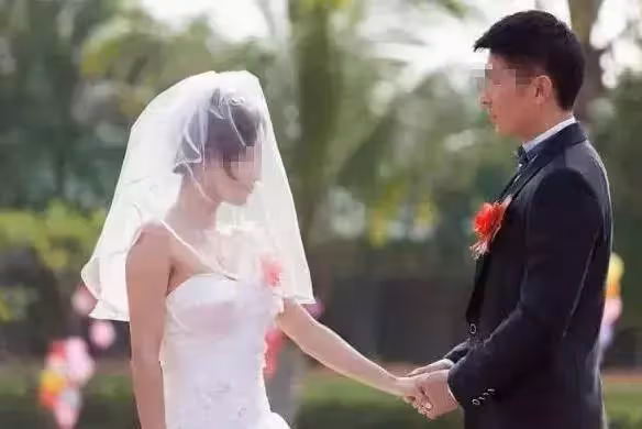 老公重病老婆果斷離婚，5天後，老婆收到老公喜帖，傻了！