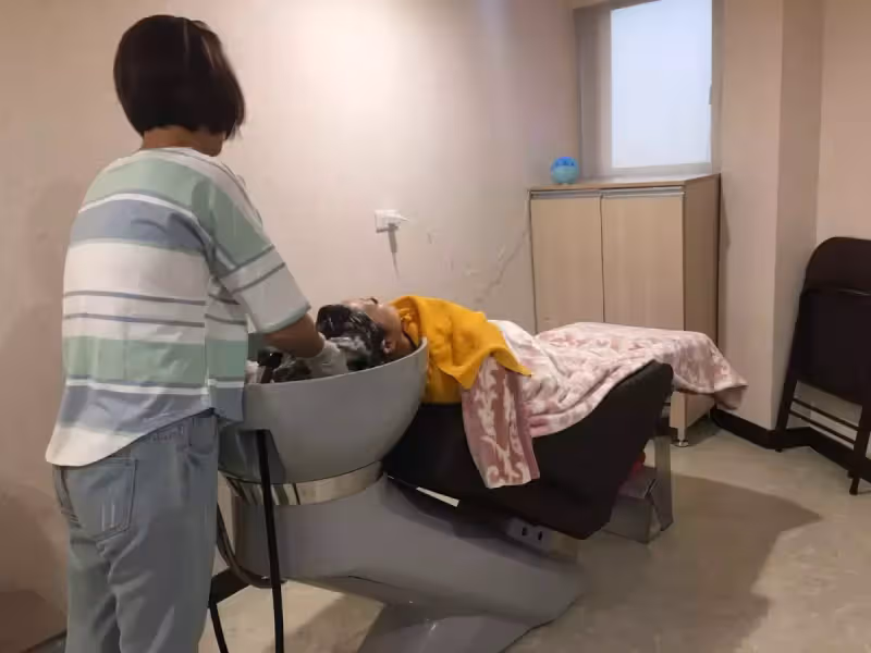 媳婦坐月子氣哭!婆婆趁不注意「一刀剪光及腰長髮」嗆她不孝 老公嘆「她想拿奶瓶砸我媽」:我該怎麼辦