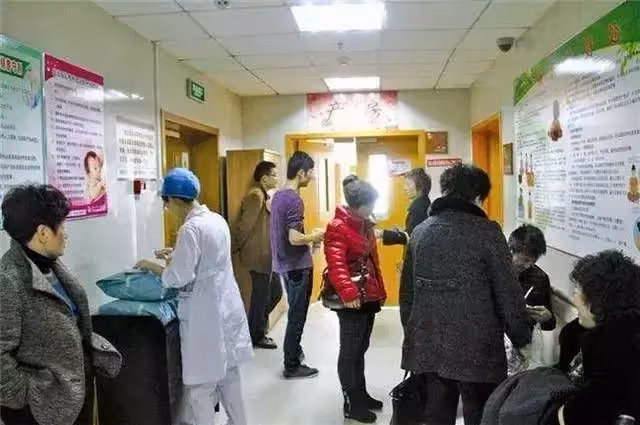 孕婦生孩子陪 產來了13人,卻沒有一人上前抱孩子,網友:「真幸福」
