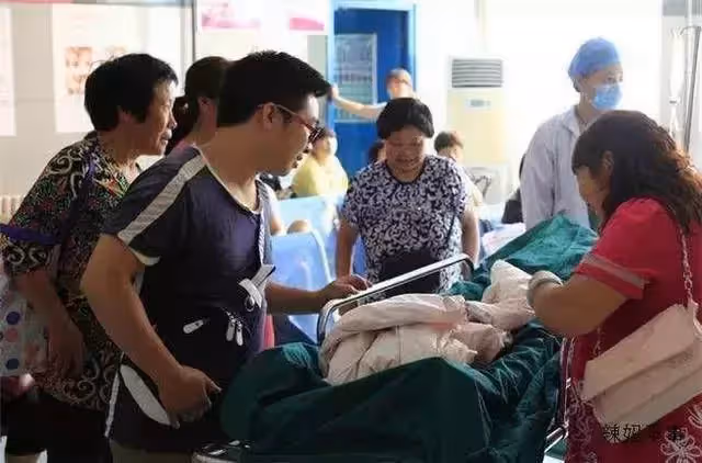 孕婦生孩子陪 產來了13人,卻沒有一人上前抱孩子,網友:「真幸福」