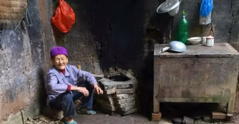九旬老人住破屋靠喝雨水度過十幾年 旁邊住新房的兒子：還活著啊