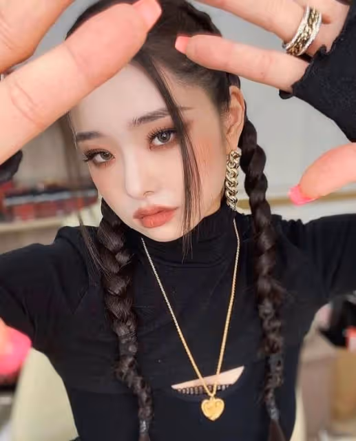 不只穿假貨，爸爸職業也被質疑造假，韓國網友都表示太心疼宋智雅