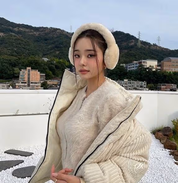 不只穿假貨，爸爸職業也被質疑造假，韓國網友都表示太心疼宋智雅