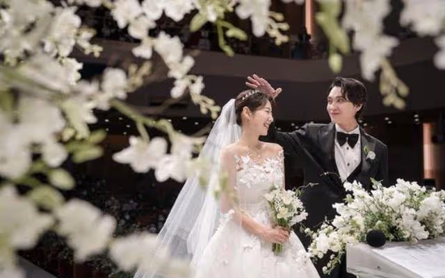 朴信惠曬婚禮現場照,老公崔泰俊「摸頭殺」,眼中盡顯寵溺