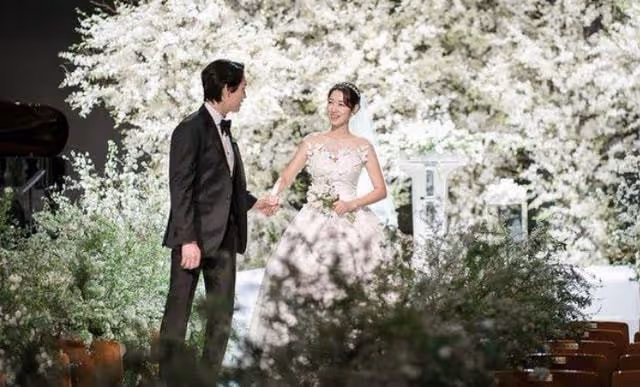 朴信惠曬婚禮現場照,老公崔泰俊「摸頭殺」,眼中盡顯寵溺