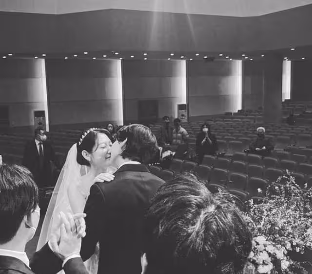 朴信惠曬婚禮現場照,老公崔泰俊「摸頭殺」,眼中盡顯寵溺