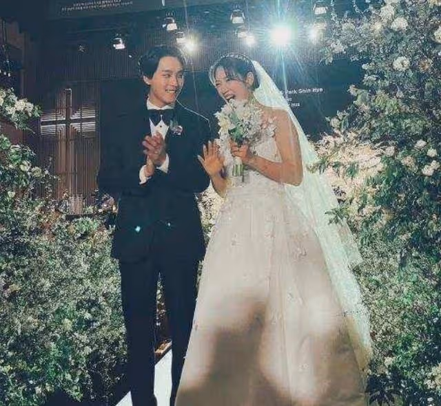 朴信惠曬婚禮現場照,老公崔泰俊「摸頭殺」,眼中盡顯寵溺