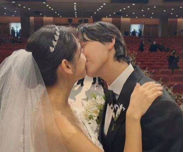 朴信惠曬婚禮現場照,老公崔泰俊「摸頭殺」,眼中盡顯寵溺
