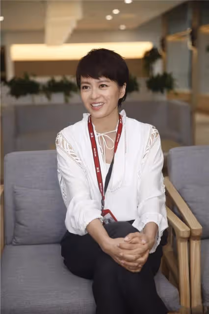 挑戰母親角色!香港知名女星被二十幾歲藝人喊媽媽,既突然又開心