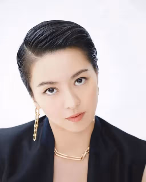 挑戰母親角色!香港知名女星被二十幾歲藝人喊媽媽,既突然又開心