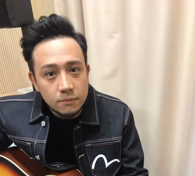 遺憾!香港著名男星與粉絲妻子離婚,因腳踏5隻船醜聞遭封殺