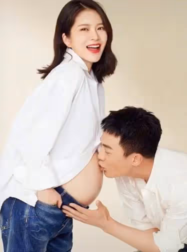 杜淳帶妻女游三亞，背後攬王燦嘴唇緊貼太親密，全程抱女兒不撒手