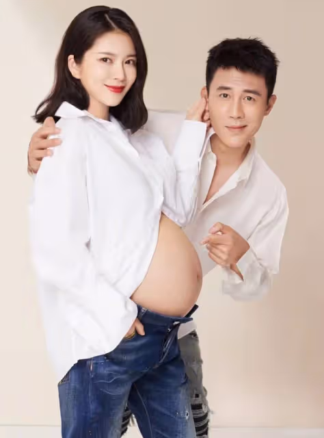 杜淳帶妻女游三亞，背後攬王燦嘴唇緊貼太親密，全程抱女兒不撒手