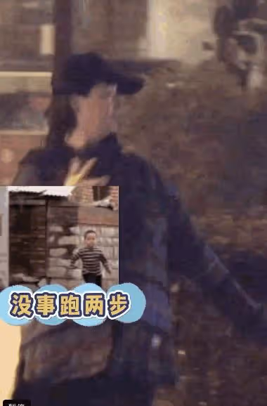 蔣欣酒後被拍當街撒歡,抱著好友拍照興致高,看手機過馬路引擔憂