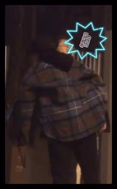 蔣欣酒後被拍當街撒歡,抱著好友拍照興致高,看手機過馬路引擔憂