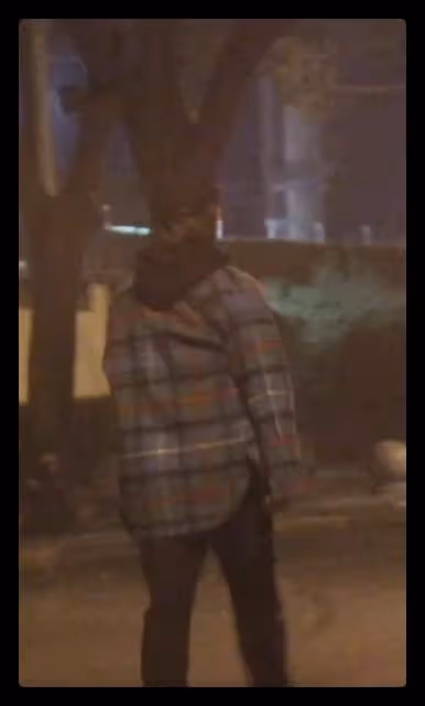 蔣欣酒後被拍當街撒歡,抱著好友拍照興致高,看手機過馬路引擔憂