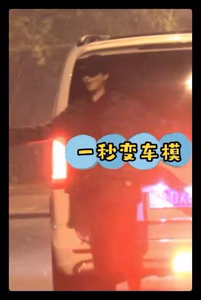 蔣欣酒後被拍當街撒歡,抱著好友拍照興致高,看手機過馬路引擔憂
