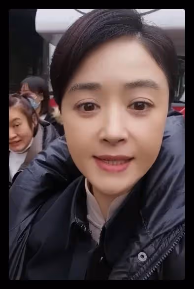 蔣欣酒後被拍當街撒歡,抱著好友拍照興致高,看手機過馬路引擔憂