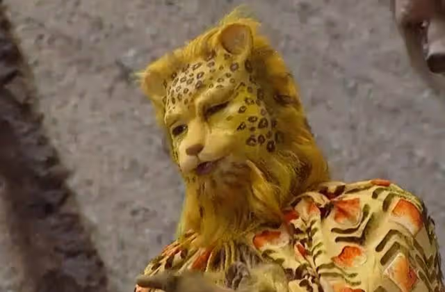 金錢豹本尊送祝福,頭髮花白氣質出眾,網友:難怪金錢豹眉清目秀