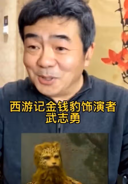 金錢豹本尊送祝福,頭髮花白氣質出眾,網友:難怪金錢豹眉清目秀