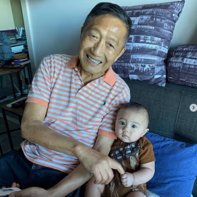 鄭佩佩前夫近照，祖孫三代同框很溫馨，曾為生兒子讓妻子懷孕8次