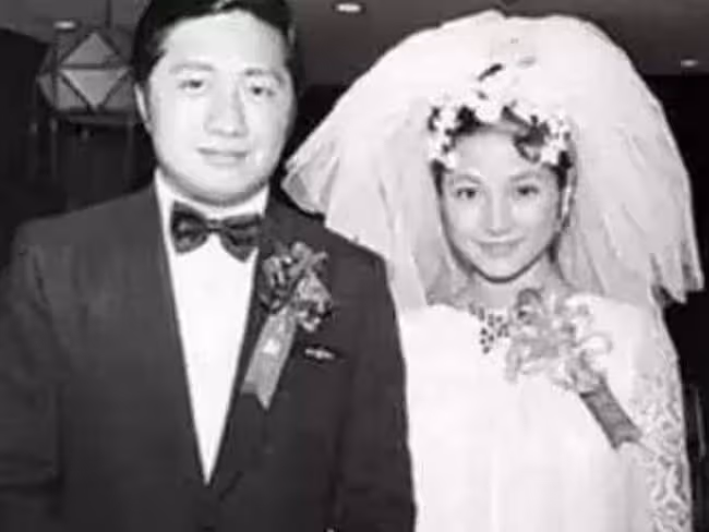 鄭佩佩前夫近照，祖孫三代同框很溫馨，曾為生兒子讓妻子懷孕8次