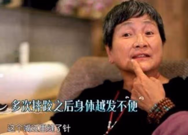 鄭佩佩前夫近照，祖孫三代同框很溫馨，曾為生兒子讓妻子懷孕8次