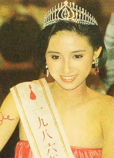 霍啟剛堂妹結婚全家福首曝光，婆婆吳婉芳穿紅裙搶鏡，54歲仍凍齡
