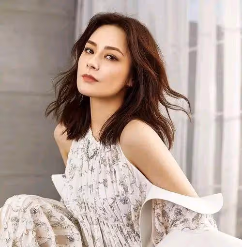 女星阿嬌透露童年遭遇,提及過去一度哽咽落淚,說出不合群原因