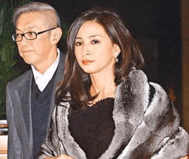 霍啟剛堂妹結婚全家福首曝光，婆婆吳婉芳穿紅裙搶鏡，54歲仍凍齡