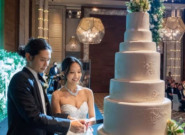 霍啟剛堂妹結婚全家福首曝光，婆婆吳婉芳穿紅裙搶鏡，54歲仍凍齡